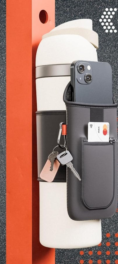 Pochette magnétique GYMMAG sur une gourde blanche, posée contre un rack de salle de sport à Dakar.
